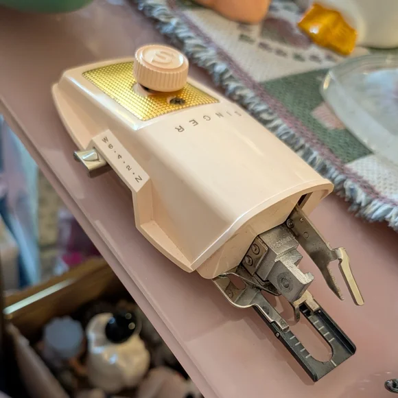 1960s Singer Buttonholer - Picture 4 of 11